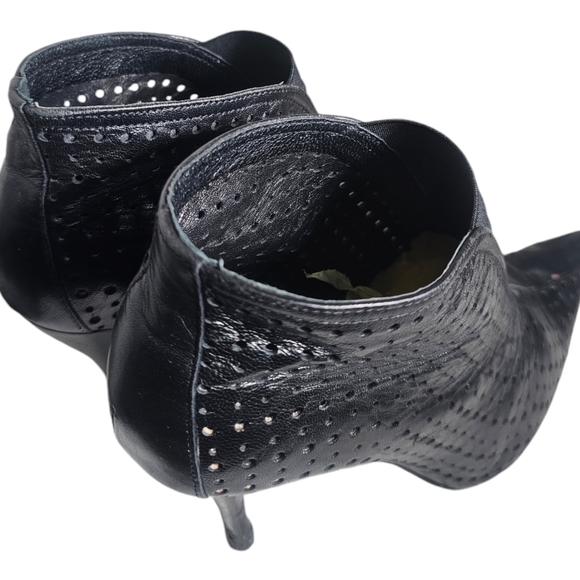 BCBG MAXAZRIA Ankle Booties Black Leather/Lace Mesh Back Italy 37 US 7B - Picture 2 of 10